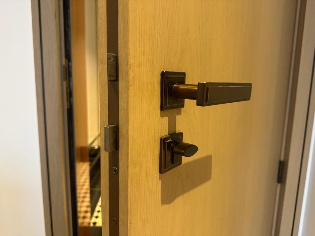 Door latch sticking - 17 Redburn St, London SW3 4DA
